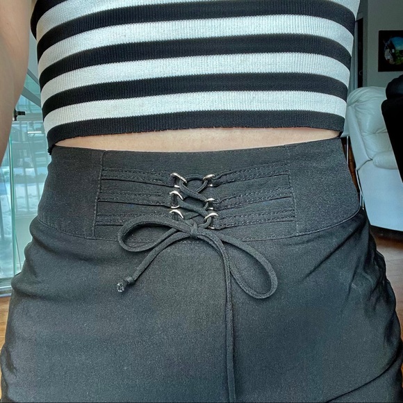 90’s high waisted skirt w/ metal detail - black - Picture 2 of 4